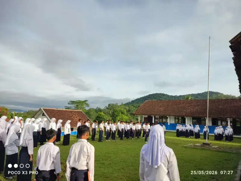 Upacara Bendera Hari Senin SMP Negeri 4 Kadupandak