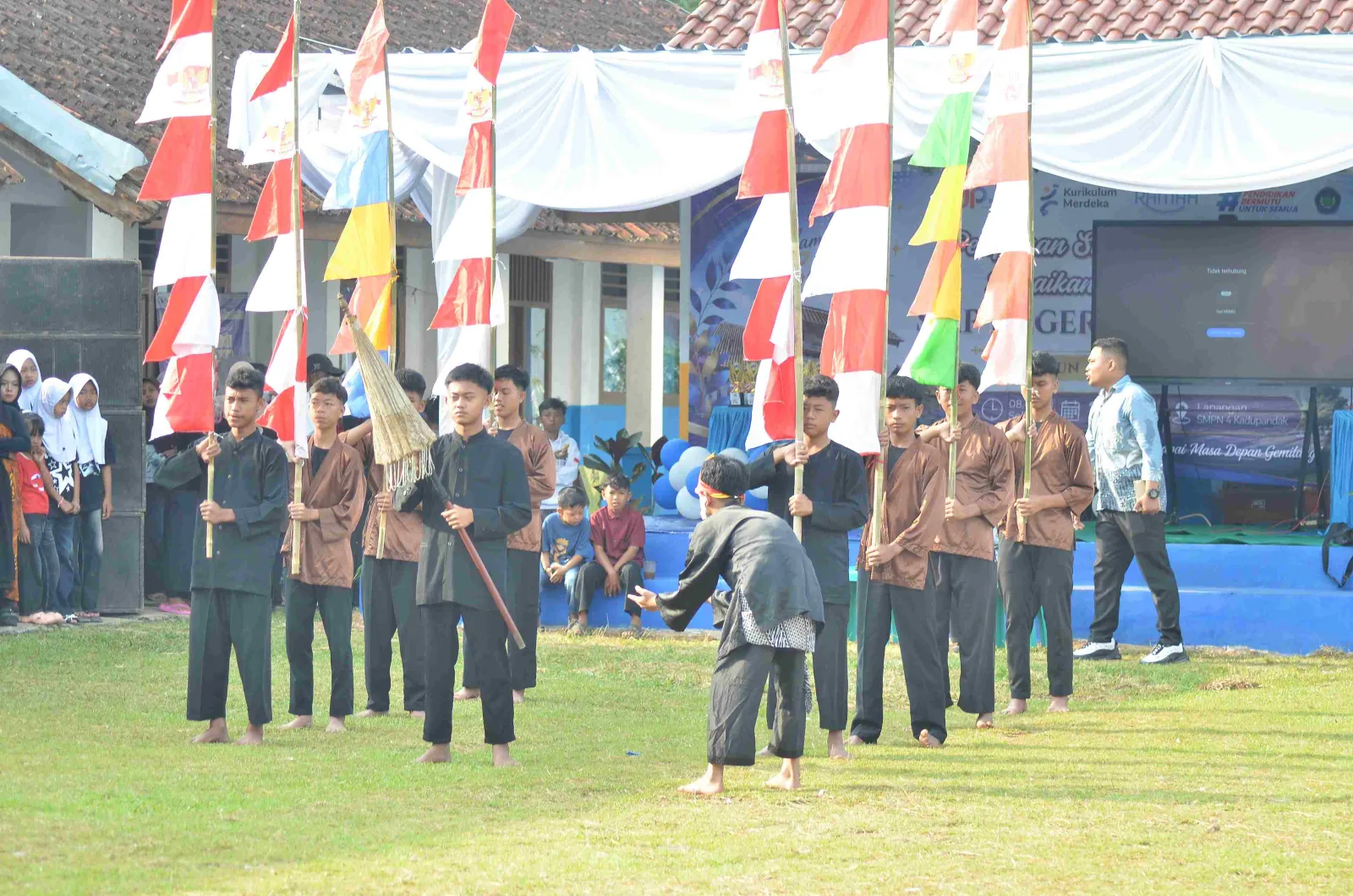Pelepasan Kelas IX dan Kenaikan Kelas VII-VIII SMP Negeri 4 Kadupandak Berlangsung Meriah